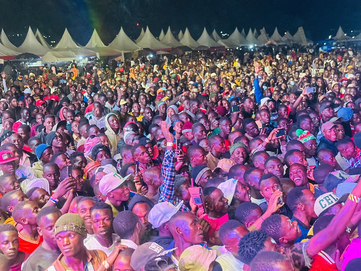 shakzboutiqmbra's tweet photo. Happening now 
Ekigutuuro kya @BoonaFm 
Rukungiri stadium 🏟️ 

#foryoupage #ekigutuurokyaboonafm26 #BoonaFmAT9 
#boonafm https://t.co/6rIGSYkrJx