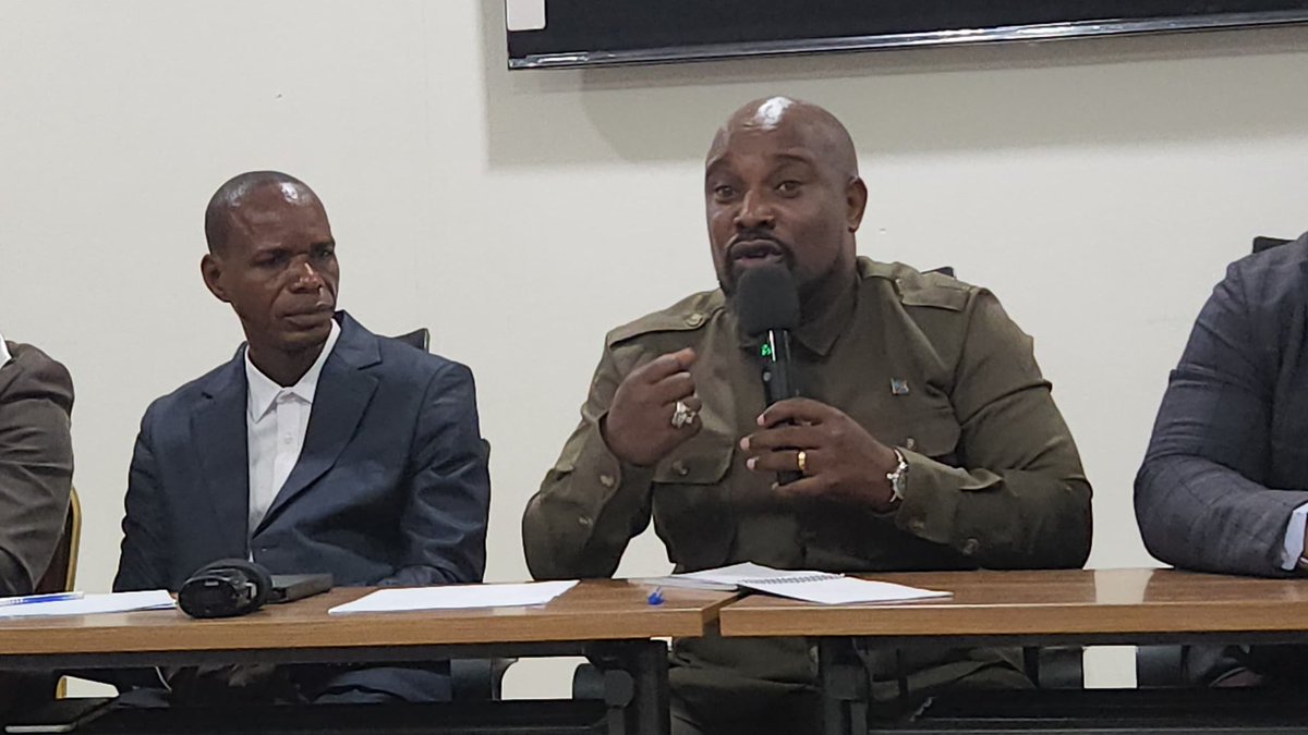pepele_news's tweet photo. 🔴 DIALOGUE NATIONAL | La Nouvelle Génération Congolaise exige une participation réelle de la jeunesse
À l’approche du Dialogue national annoncé par le chef de l’État, la Dynamique de la Nouvelle Génération Congolaise réclame une place réelle, et non symbolique, pour les jeunes dans ce processus présenté comme une occasion de refondation nationale.
Par la voix de son porte-parole, le citoyen Mukenge Totoro, l’organisation dénonce une jeunesse souvent mobilisée pendant les élections et les manifestations, voire recrutée dans les groupes armés, mais toujours confrontée au chômage, à la précarité et au manque d’opportunités.
Pour cette structure, le dialogue ne doit pas rester une affaire réservée aux acteurs politiques traditionnels. Il devrait également permettre une rencontre entre l’expérience des aînés et une nouvelle génération confrontée aux enjeux du numérique, de l’intelligence artificielle et de l’entrepreneuriat.
La Dynamique invite le président de la République à prendre en compte les préoccupations de l’opposition afin de renforcer la légitimité du processus. Elle appelle également l’opposition à dépasser les calculs partisans et demande aux jeunes de s’organiser autour d’une position commune, non pas au service de la majorité ou de l’opposition, mais de la Nation. #RDC @pepele_news