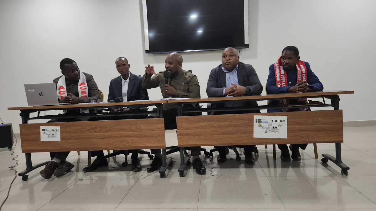 pepele_news's tweet photo. 🔴 DIALOGUE NATIONAL | La Nouvelle Génération Congolaise exige une participation réelle de la jeunesse
À l’approche du Dialogue national annoncé par le chef de l’État, la Dynamique de la Nouvelle Génération Congolaise réclame une place réelle, et non symbolique, pour les jeunes dans ce processus présenté comme une occasion de refondation nationale.
Par la voix de son porte-parole, le citoyen Mukenge Totoro, l’organisation dénonce une jeunesse souvent mobilisée pendant les élections et les manifestations, voire recrutée dans les groupes armés, mais toujours confrontée au chômage, à la précarité et au manque d’opportunités.
Pour cette structure, le dialogue ne doit pas rester une affaire réservée aux acteurs politiques traditionnels. Il devrait également permettre une rencontre entre l’expérience des aînés et une nouvelle génération confrontée aux enjeux du numérique, de l’intelligence artificielle et de l’entrepreneuriat.
La Dynamique invite le président de la République à prendre en compte les préoccupations de l’opposition afin de renforcer la légitimité du processus. Elle appelle également l’opposition à dépasser les calculs partisans et demande aux jeunes de s’organiser autour d’une position commune, non pas au service de la majorité ou de l’opposition, mais de la Nation. #RDC @pepele_news