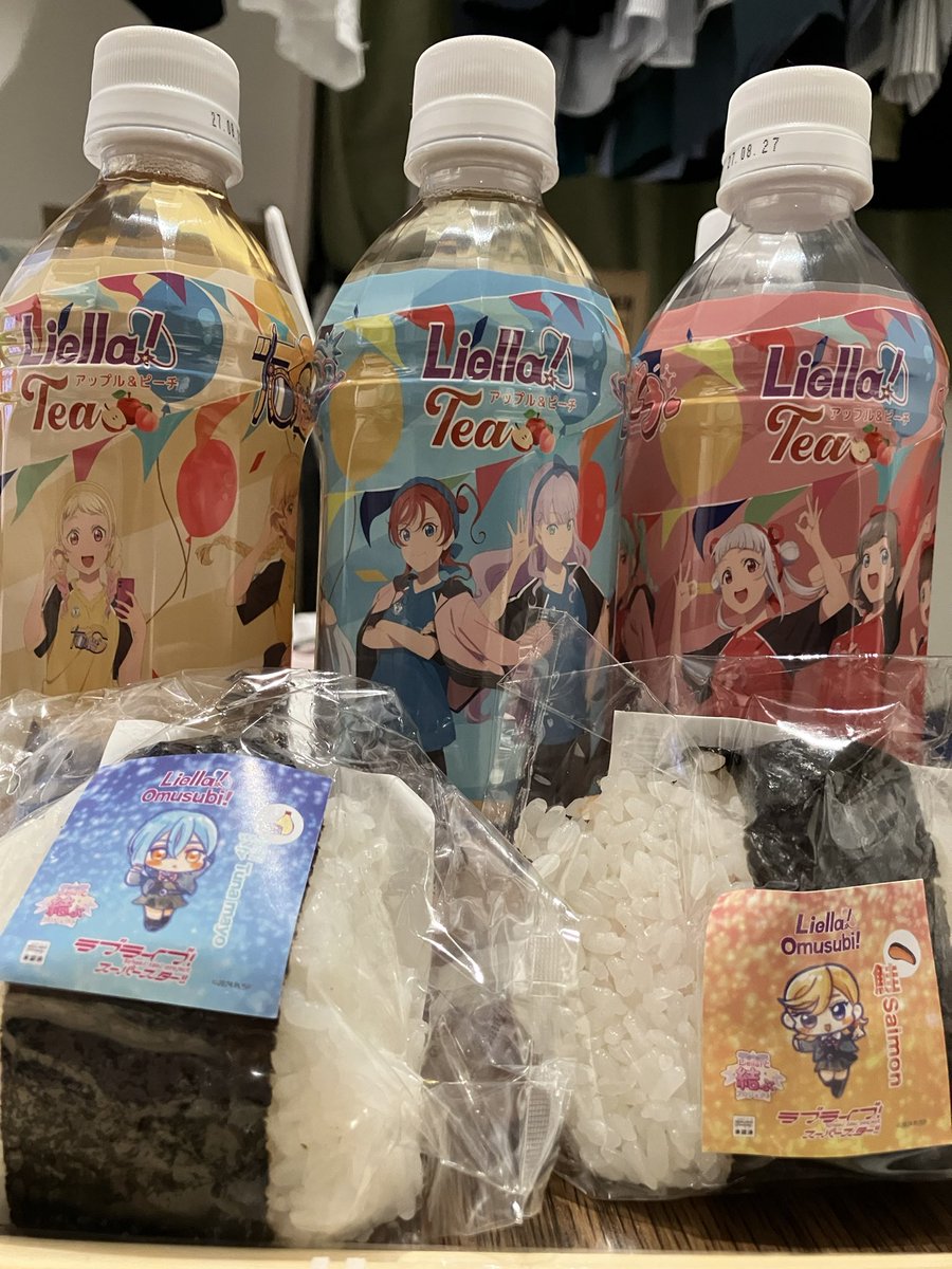 874omusubi's tweet photo. 結女購買部にてLiella!ティーとおにぎり2種を購入…リュックに放り込んだらおにぎりぺちゃんこになってた
体育祭はなぜかキッチンカーが豊富(良いことだが)でちゃんとラインナップを把握してなかった。Liella!水の後継品なんて完売の可能性あったし早めに訪れるべきだった危な
#Liella_結女体育祭_Day1 https://t.co/NisTzXQ2k4