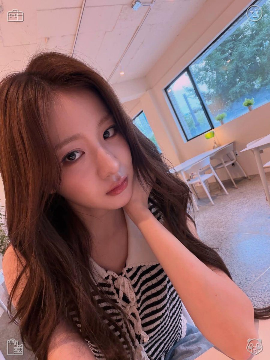 Zinvy2's tweet photo. 🧁Strolling with friends, tossing a ball around. “I’ve got cookies,” Clara announces, “my son’s top pick—chocolate chip with an extra soft, chewy center. I figured we might pass them around, paired with Eleanor’s lemon loaf. A small spread, to honor those we cherish.” https://t.co/e5SmM0Oi9i