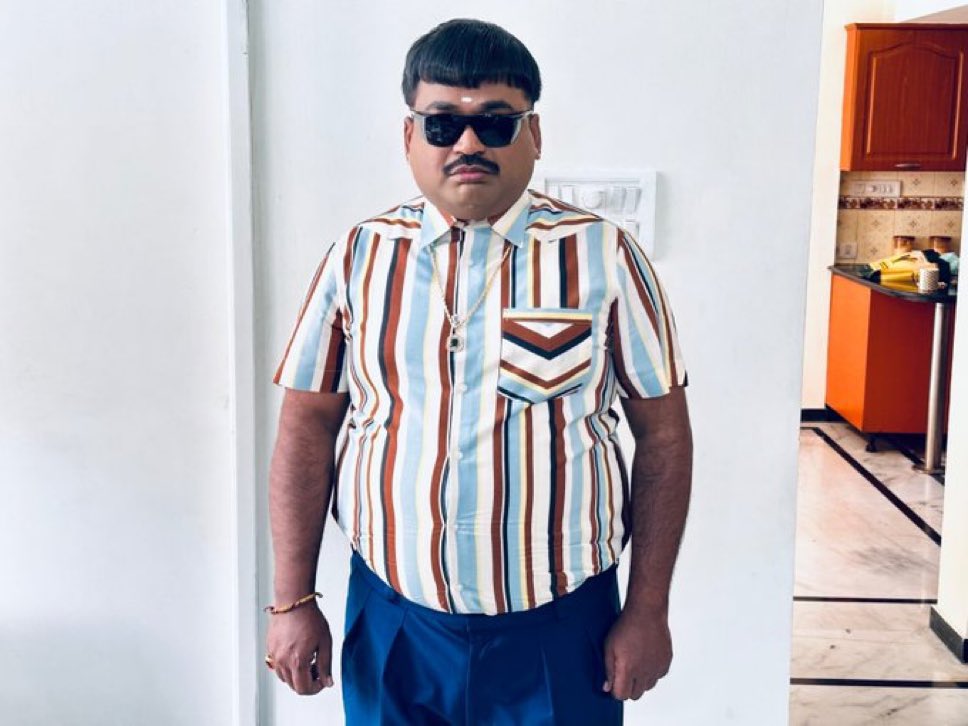 TrollywoodX's tweet photo. Periya puluthi maathiriye ithana varushama ellaa pakkamum pesitu thirivaan. Naan unna vida periya puluthi da nu Vijay Tv kaaran rod vittu 2 mins la evict pannitaan 😂 https://t.co/zUEyn7fR8D