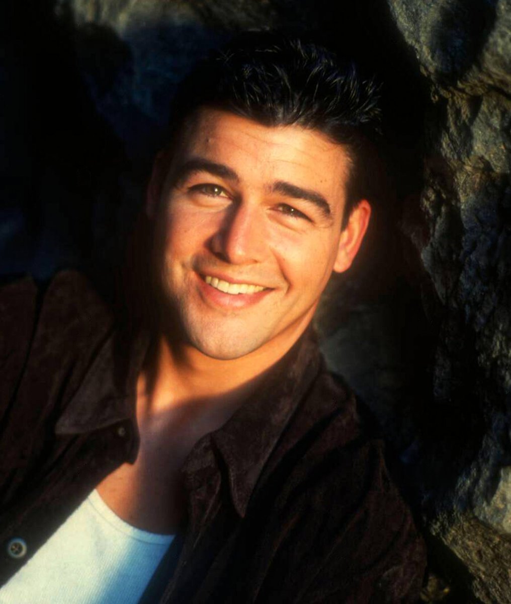 menarchivee's tweet photo. Kyle Chandler https://t.co/AzzhCSVqJq