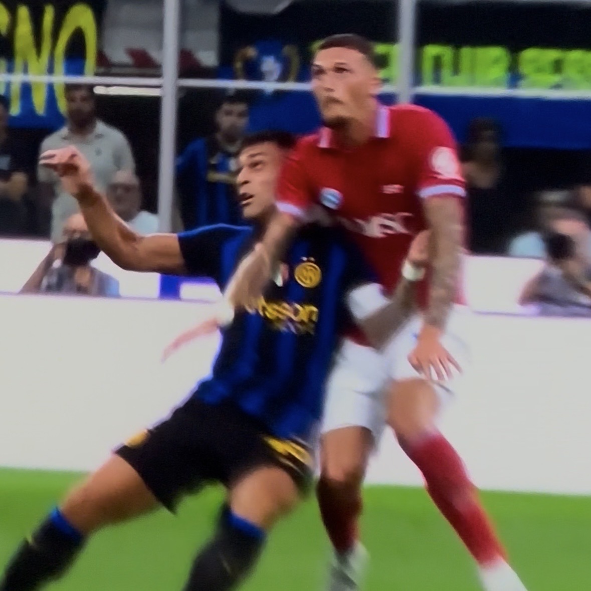 AJG_Official's tweet photo. Lautaro ammonito per proteste, manda a fanculo l’arbitro e poi un minuto dopo carica e poi tira una gomitata sui gioielli di famiglia a Marin

La prossima volta che parlate ancora di Raphina-Pjanic vi spammiamo sto tweet e vi dovete nascondere https://t.co/7mFI8ENtcx