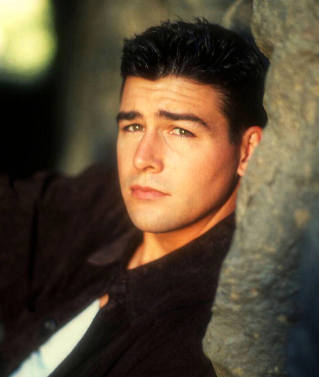 menarchivee's tweet photo. Kyle Chandler https://t.co/AzzhCSVqJq