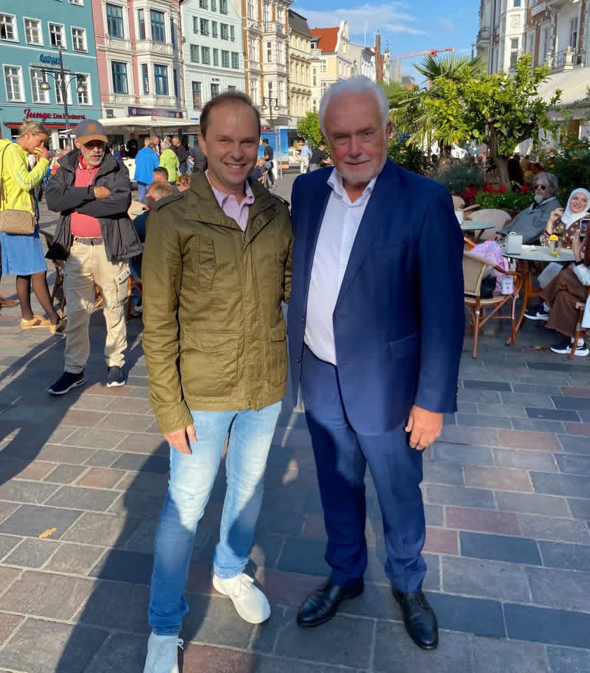 crberendt's tweet photo. 💛 Freiheit braucht eine starke liberale Stimme. 

In Rostock habe ich #FDP-Bundesvorsitzenden Wolfgang Kubicki getroffen.

Für mich heißt liberale Politik: Freiheit, Eigenverantwortung, wirtschaftliche Vernunft und ein Staat, der bei seinen Kernaufgaben zuverlässig funktioniert. https://t.co/GkHUnNYH71
