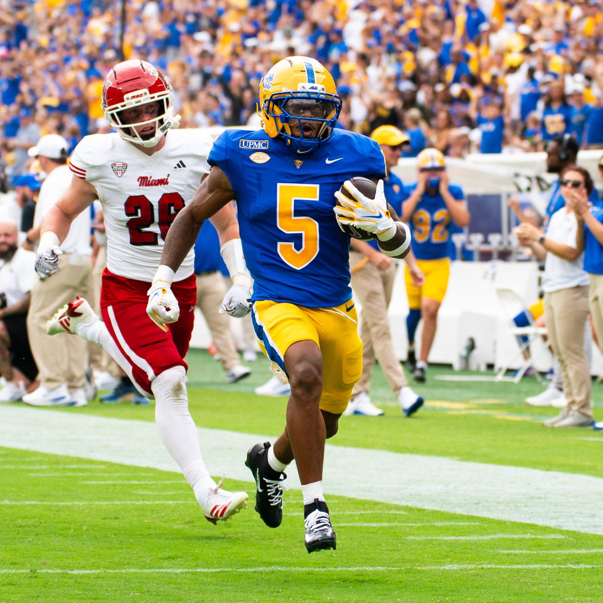Pitt_FB's tweet photo. First TDs in the 🔵&amp;🟡

🙌 @ElijahLagg 
🙌 @Cook_x5 
🙌 @MalikKinght13 https://t.co/cK71YJUqjM
