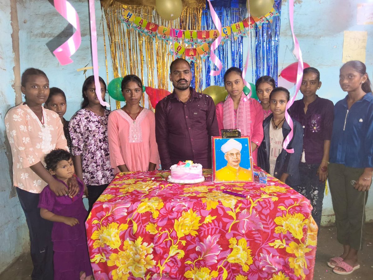 Sanjeev24892149's tweet photo. आज अपने विद्यार्थीगण के साथ डॉ॰ सर्वपल्ली राधाकृष्णन का 138वां जयंती मानए! 

मैं आप तमाम विद्यार्थीगण से, एक ही बात कहना चाहूंगा। 

“मेहनत इतनी खामोशी से करो कि सफलता शोर मचा दे।” https://t.co/QLj7r7BHsy
