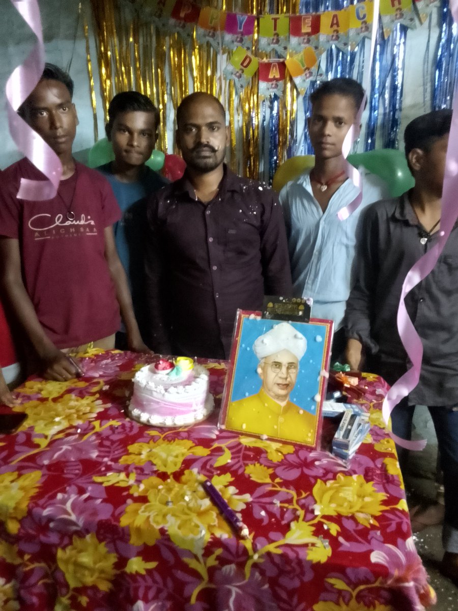 Sanjeev24892149's tweet photo. आज अपने विद्यार्थीगण के साथ डॉ॰ सर्वपल्ली राधाकृष्णन का 138वां जयंती मानए! 

मैं आप तमाम विद्यार्थीगण से, एक ही बात कहना चाहूंगा। 

“मेहनत इतनी खामोशी से करो कि सफलता शोर मचा दे।” https://t.co/QLj7r7BHsy