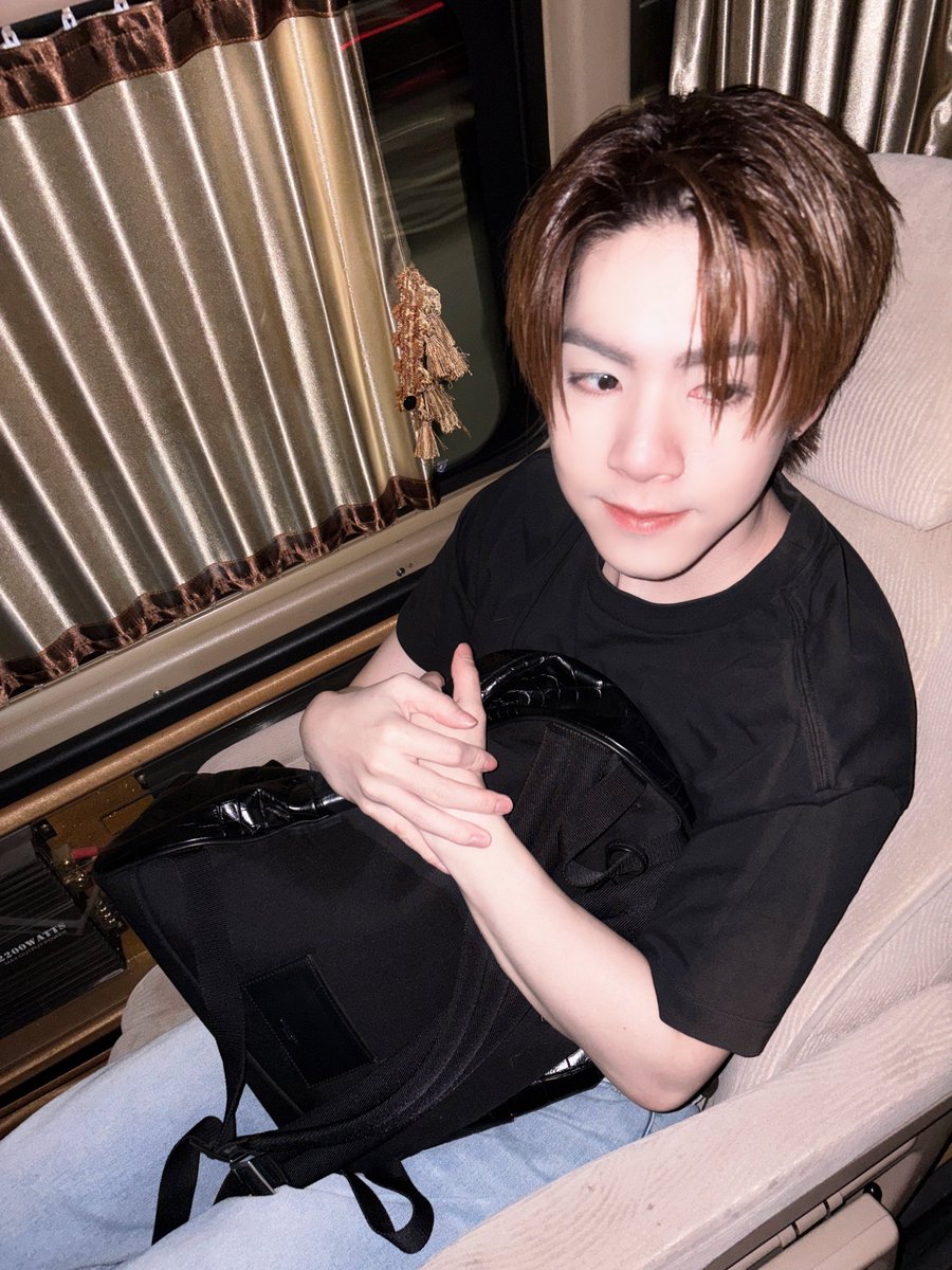 naminji___'s tweet photo. รวบๆ ภาพรวมๆ ลุคกลับบ้าน something in the rain 🌧️

#ohmkrit #netsiraphop #jj_rcp https://t.co/TQ1SmBHyEQ