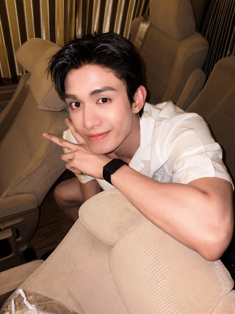naminji___'s tweet photo. รวบๆ ภาพรวมๆ ลุคกลับบ้าน something in the rain 🌧️

#ohmkrit #netsiraphop #jj_rcp https://t.co/TQ1SmBHyEQ