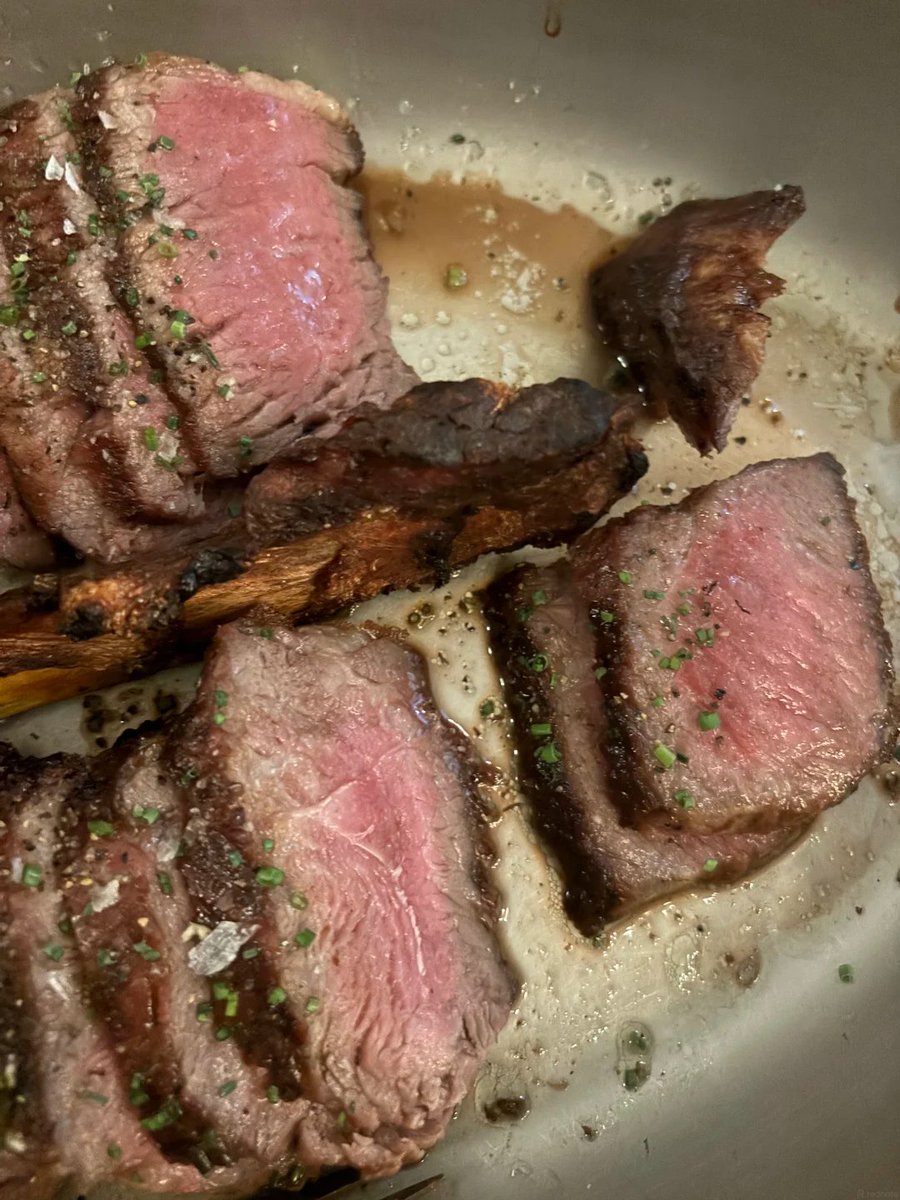 sjhdu0's tweet photo. The steak was absolutely amazing! The waiter recommended medium rare, and it was incredibly juicy and tender I could eat it forever! The crepes were also delicious, though a little rich. https://t.co/WZgYewSKwY