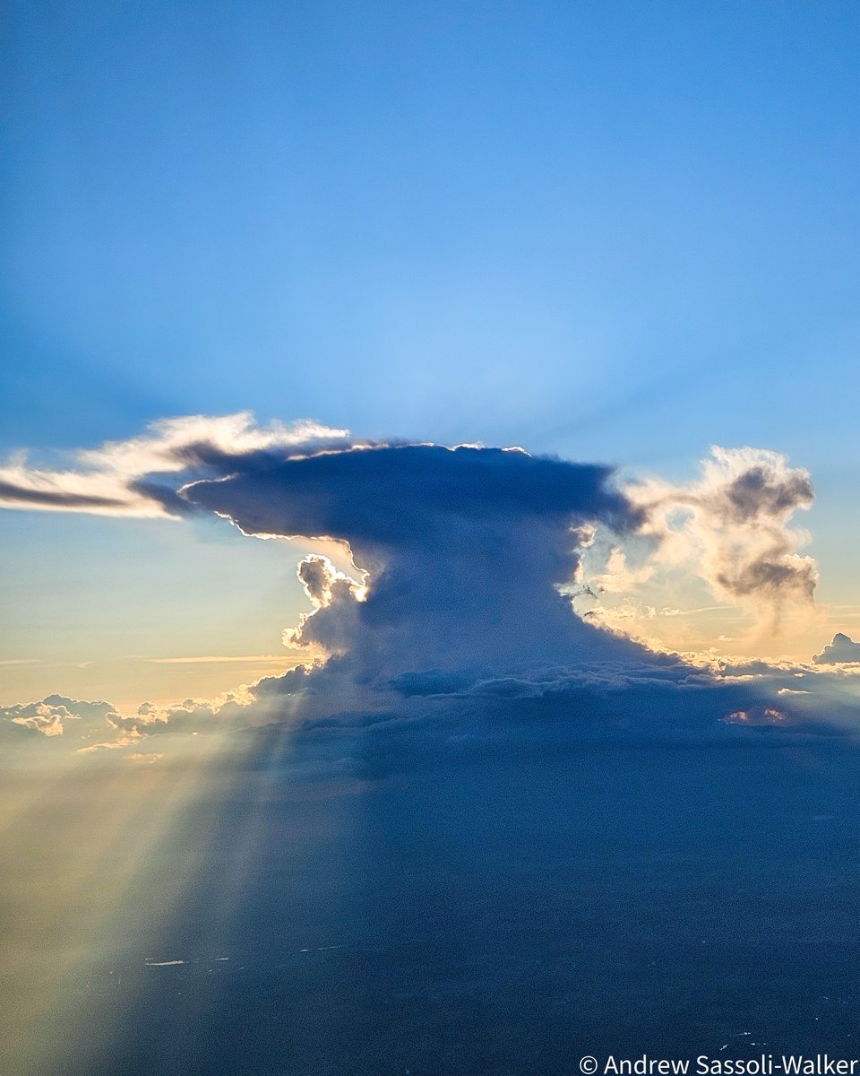Andrew_SW's tweet photo. @scottiebateman Seeing these clouds from afar is stunning, and that's where they should stay - afar... https://t.co/MMJgNagIZF