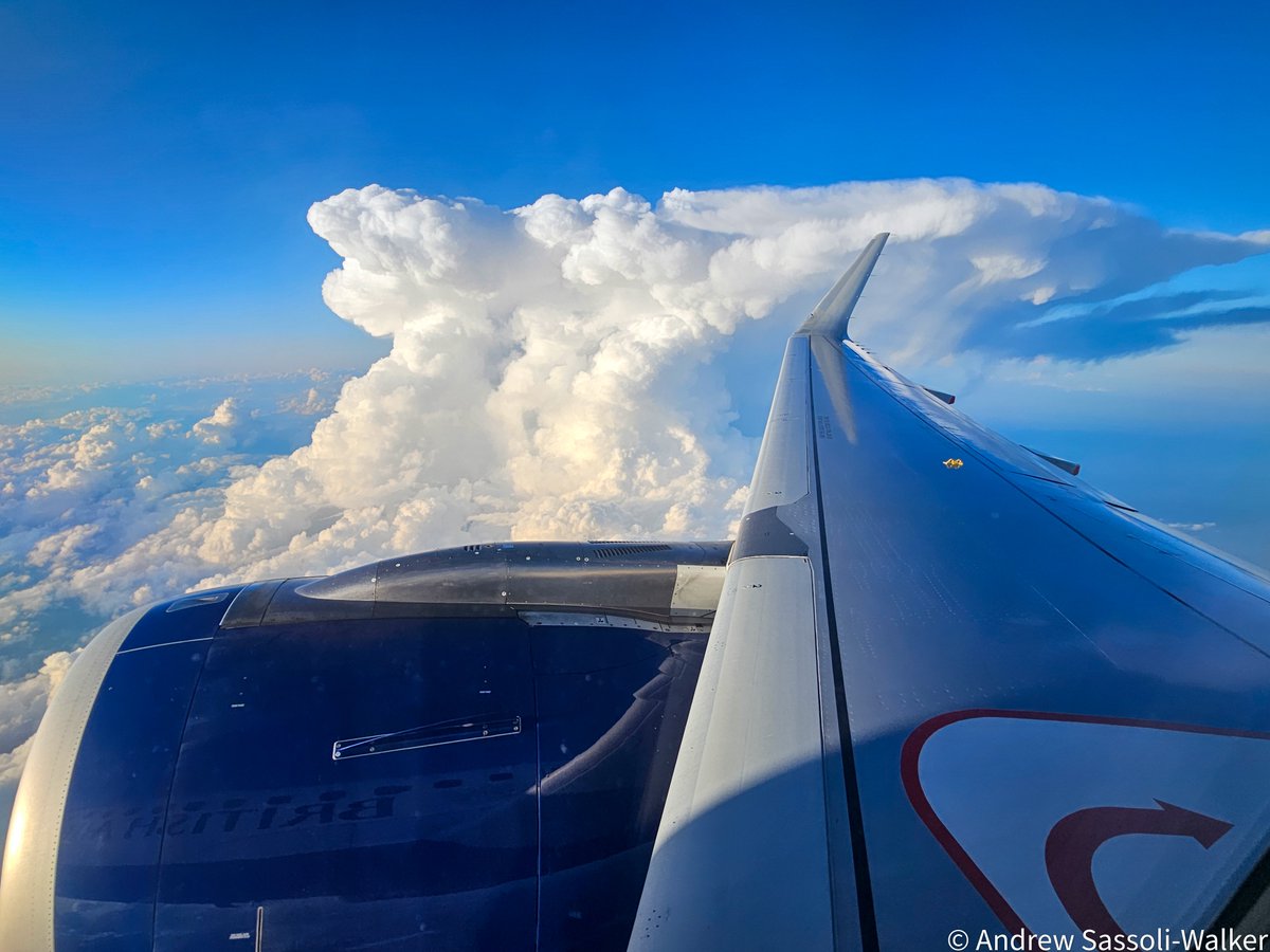 Andrew_SW's tweet photo. @scottiebateman Seeing these clouds from afar is stunning, and that's where they should stay - afar... https://t.co/MMJgNagIZF