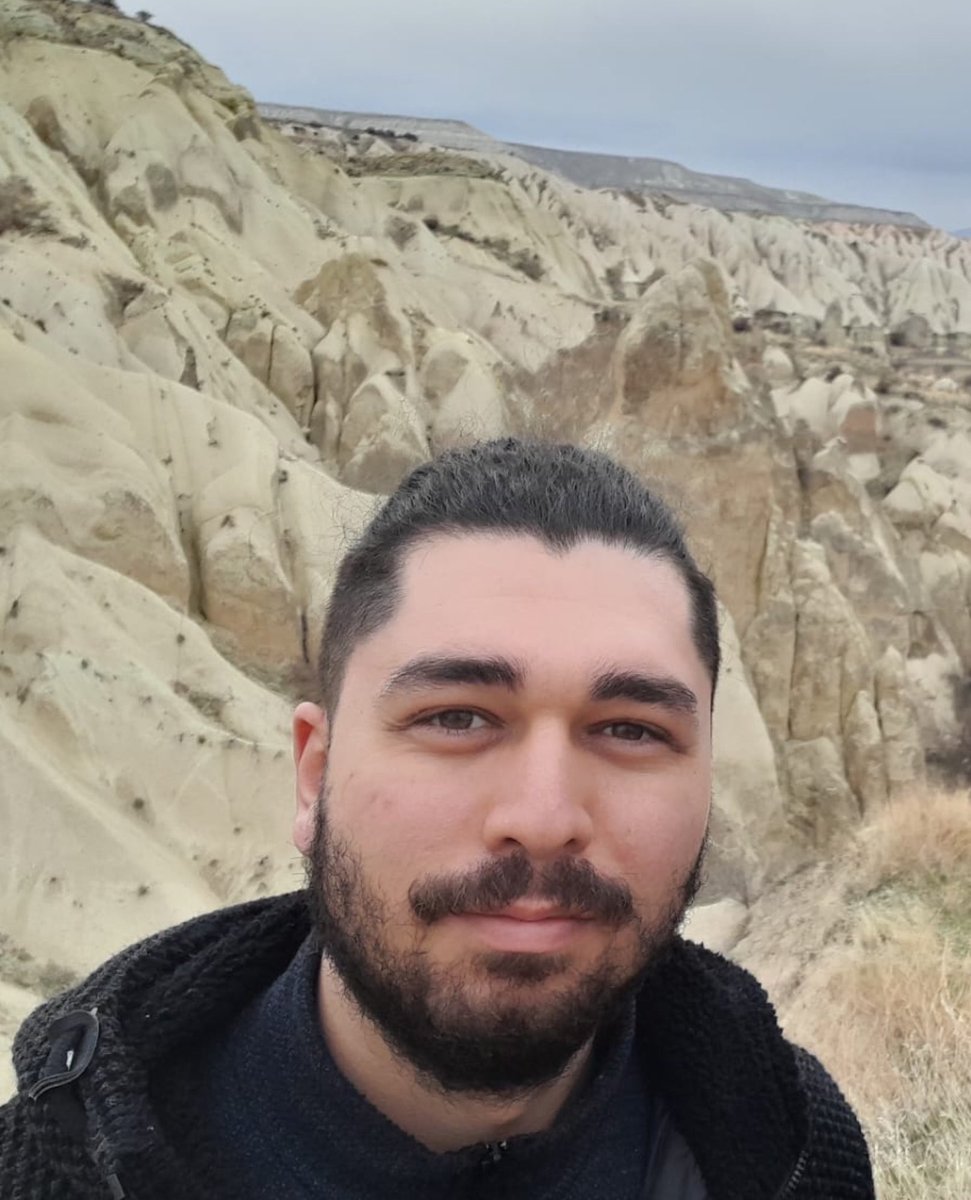 bernaozgull's tweet photo. Fotoğrafta gördüğünüz kişi abim Samet Özgül. 

Gazi Üniversitesi öğrencisi ve motokurye olarak çalışan abim Samet, Ankara’da trafikte uyardığı 3 kişi tarafından darp edilip canice boğazından bıçaklanarak katledildi. 

Sabıkalarında uyuşturucu dahil 20 ayrı suç olan 2 kişi serbest bırakıldı. 19 yaşındaki katilin ise 'pişmanım' sözüyle müebbet hapis cezası 25 yıla indirildi. Dava dosyamız hala Yargıtay’da! 

Samet için ses verin, adalet yerini bulsun!

@adalet_bakanlik @TCYargitay 

#SametÖzgülİçinAdalet