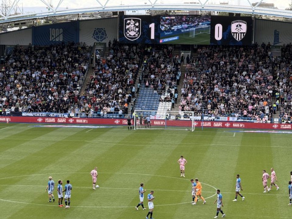 LeagueOne25's tweet photo. Notts County fans @ Huddersfield Town (right hand side) 👏 

#Notts #htafc https://t.co/l1g9GydSvs