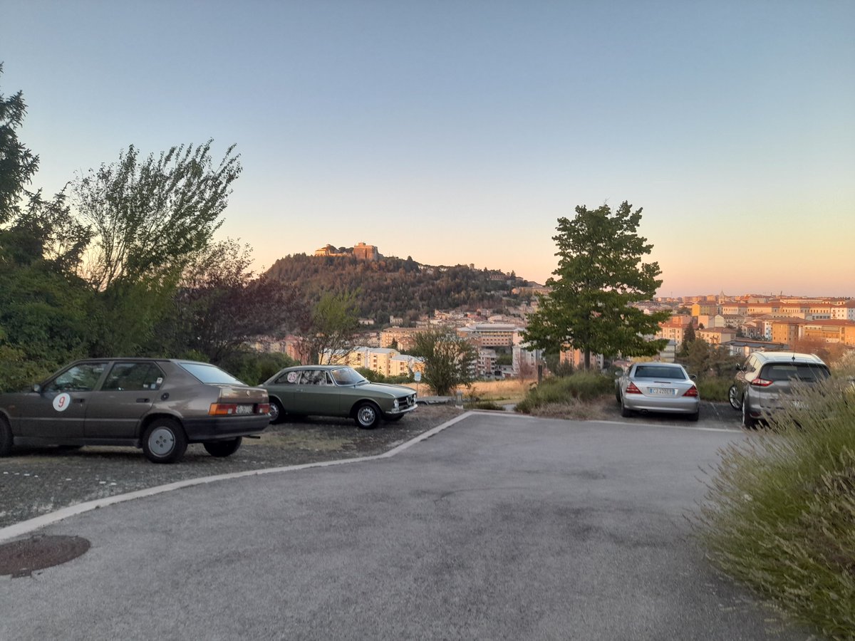 annamarylight's tweet photo. Tramonto meraviglioso con le auto d'epoca in #Molise
#CastelloMonforte
#AutoStoriche https://t.co/bBE6A3e332