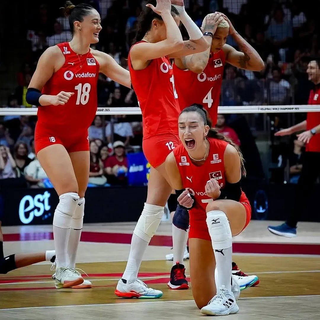 RodrigoTchaka's tweet photo. FİNALDEYİİİİZZZ!!! Bu takımdan bir tane daha yoook ♥️🤍🧿Çok ama çok az kaldıııı 🇹🇷👀 https://t.co/S1U08tNcAv