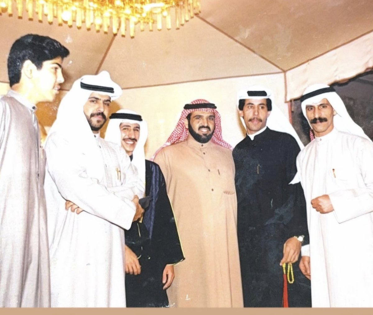 nawafalhamly's tweet photo. من اليمين راشد ��دعوس الديحاني رحمه الله وطلال مطلق البوقان ومطلق فدعوس الديحاني والمعرس ناصر فدعوس الديحاني ومنصور فدعوس الديحاني وسعد فدعوس الديحاني  ... صالة افراح خيطان عام ١٩٩٣ https://t.co/Ou7fzocFEq