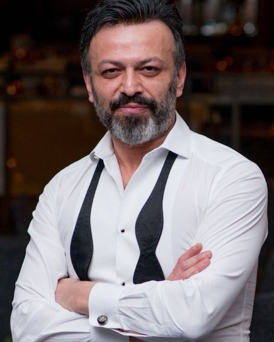 bulet_sari's tweet photo. Türk tiyatrosunun, sinemasının ve televizyon dünyasının değerli isimlerinden Serhat Mustafa Kılıç’ın vefatını derin bir üzüntüyle öğrendim.

Sanat dünyamızda bıraktığı iz ve başarılı eserleriyle daima hatırlanacak.

Merhuma Allah’tan rahmet; ailesine, yakınlarına, sevenlerine ve sanat camiasına sabır ve başsağlığı diliyorum.

Mekânı cennet olsun.