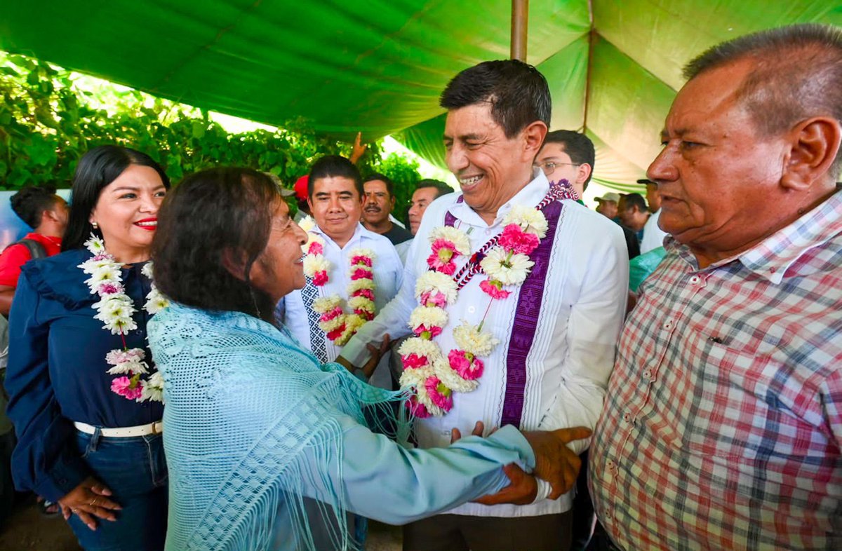 salomonj's tweet photo. Hoy venimos a cumplir nuestra palabra con Santos Reyes #Nopala y entregarles nuevas obras. 🙌🏼
Este nuevo Centro de Desarrollo Comunitario en Cerro del Aire y la renovación de la carretera con concreto hidráulico en Santiago Cuixtla, se suman a las MÁS DE 6 MIL OBRAS Y ACCIONES impulsadas en todo el estado.
En #Oaxaca, el pueblo manda.