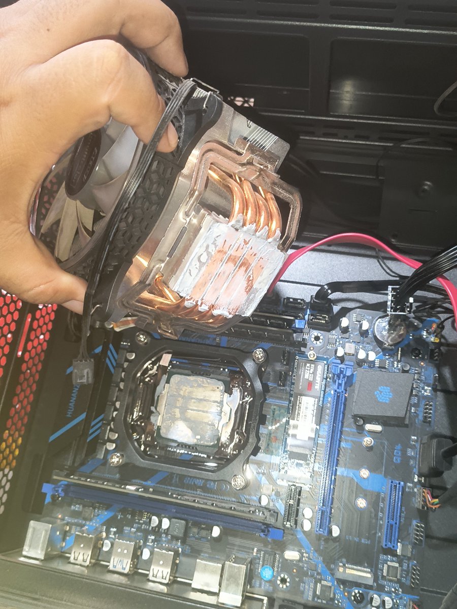 MachiiRyuu's tweet photo. Talvez seja por isso que o PC não tava muito bem das pernas kkkkkk https://t.co/99vP7C2ooV