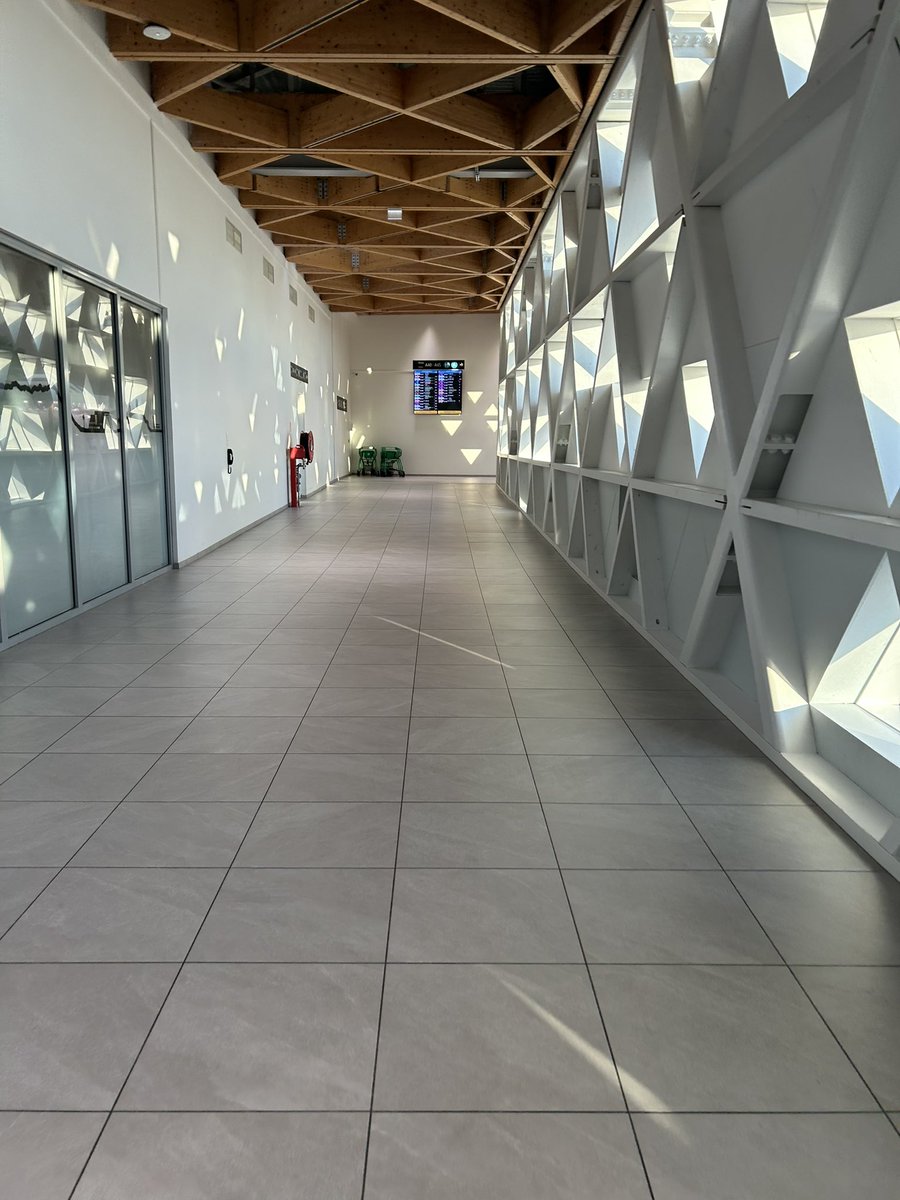 MariottiEsco's tweet photo. Donc @AeroportNice on ne vous remercie pas pour le traitement que vous infligez aux passagers de @aircorsica 

Les passagers est parqués comme des animaux tout au bout d’interminables couloirs.. pas de place pour s’asseoir et même pas un distributeur de boissons

Manc’à vergogna https://t.co/eO4mRRUK6m