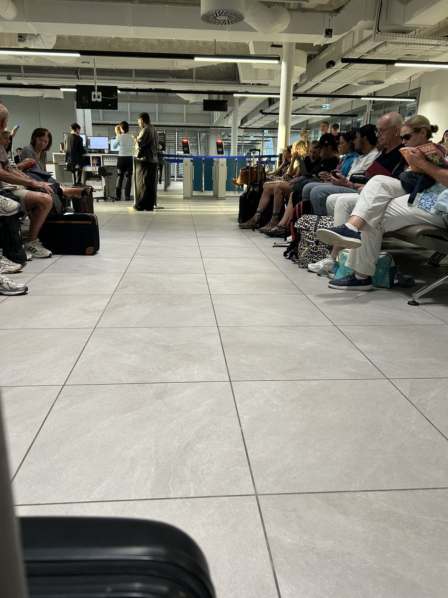 MariottiEsco's tweet photo. Donc @AeroportNice on ne vous remercie pas pour le traitement que vous infligez aux passagers de @aircorsica 

Les passagers est parqués comme des animaux tout au bout d’interminables couloirs.. pas de place pour s’asseoir et même pas un distributeur de boissons

Manc’à vergogna https://t.co/eO4mRRUK6m