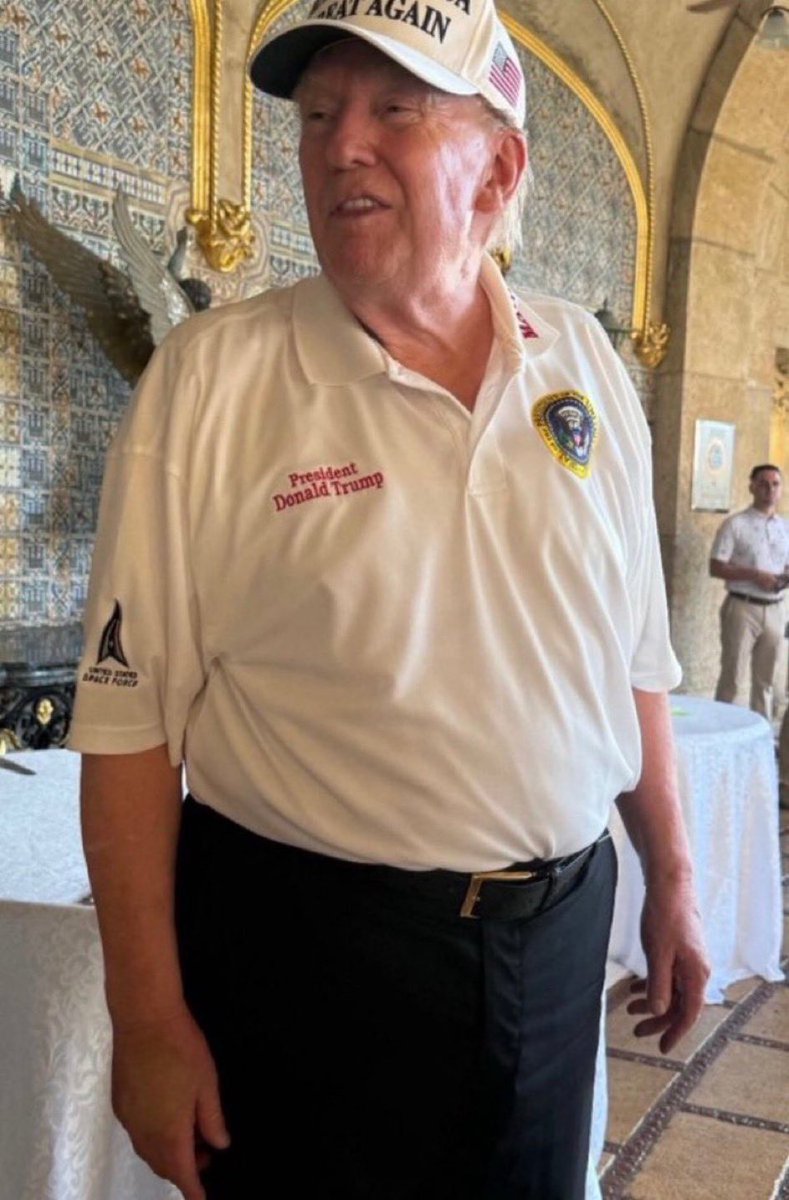 aintscarylarry's tweet photo. Left: How convicted felon, child-raping pedophile, and five time draft dodger Donald trump sees himself. Right: The sad, pathetic reality. https://t.co/bd5YR9GjVm