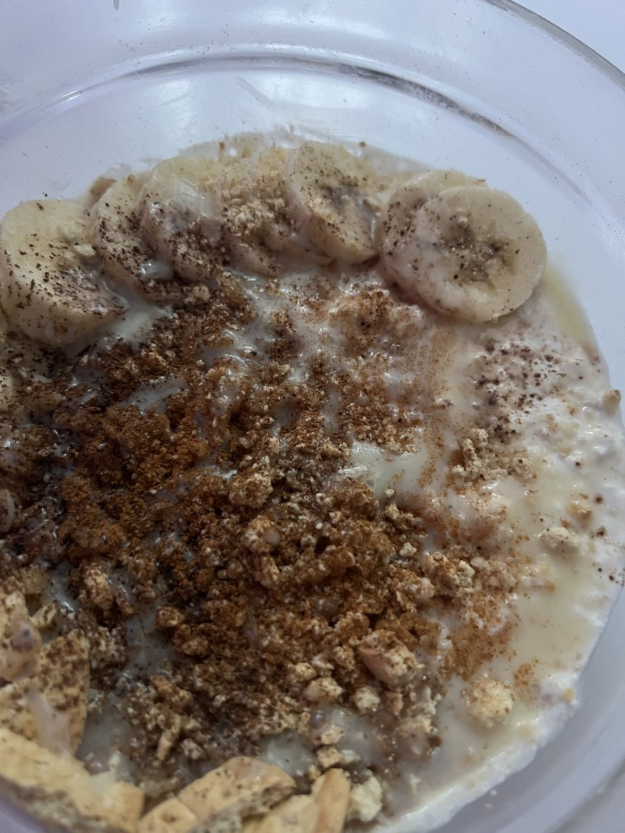 wwuewen's tweet photo. смотрите какую вкусность я готовила на завтрак 
это овсянка с бананом и сгущенкой оч вкусно https://t.co/BHqhhgR5Mn