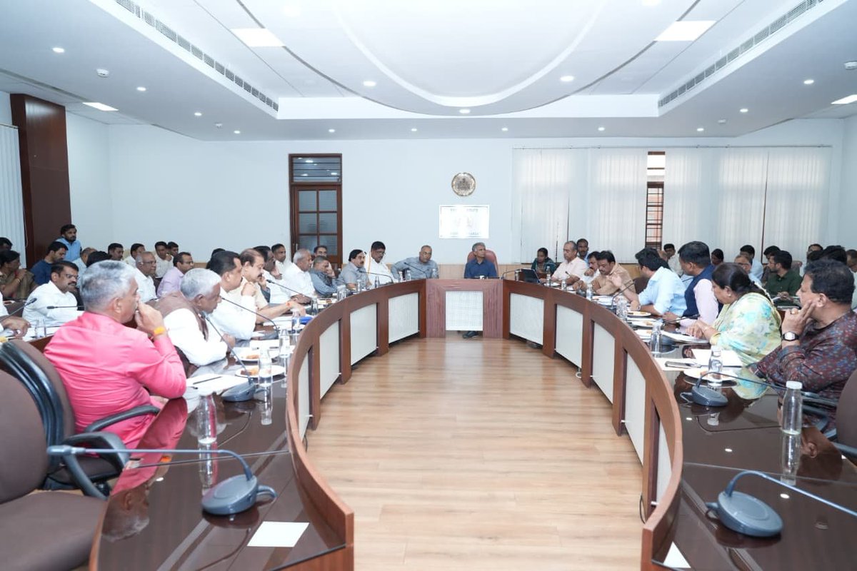 ChristinMP_'s tweet photo. Bengaluru Development Minister @krishnabgowda said around 30% of civic workers are regularly absent & will face dismissal after three notices if they fail to report for duty.

GBA has formulated 33 waste-management packages, with work on 21 to begin within two months. 

The new system will replace 1-tonne auto-tippers with 3-tonne GPS-enabled vehicles & raise daily waste collection and transport capacity from 5,200 MT to 9,000 MT. 

Roadside garbage bins will be phased out, while GBA will also act against abandoned vehicles & civic lapses.

@GBA_office @GBAChiefComm