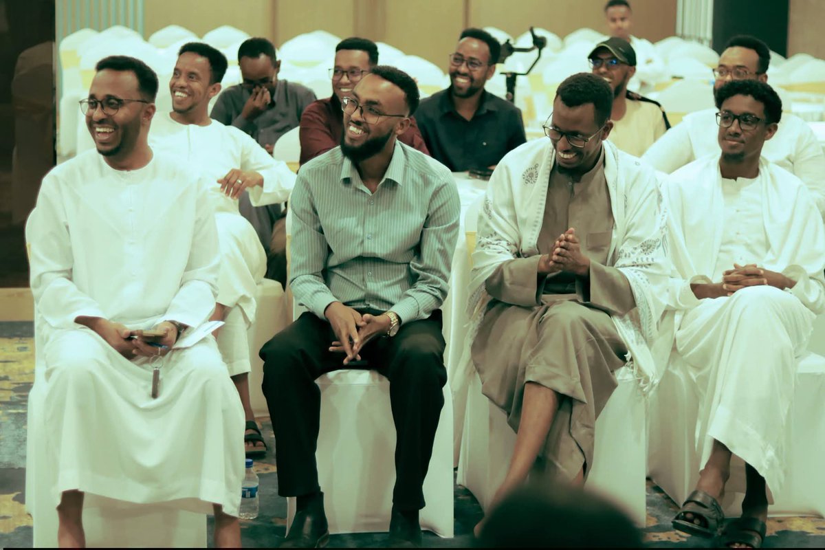 Galoolforum1's tweet photo. Galool Forum oo kula la qaatay Chief of Staff ka xafiiska Madaxweynaha Jamhuuriyada Somaliland Abdikadir Eidle iyo xubno kale, kulan ka qabsoomay Sarovar Hotel. https://t.co/EQJ9TNmeUE