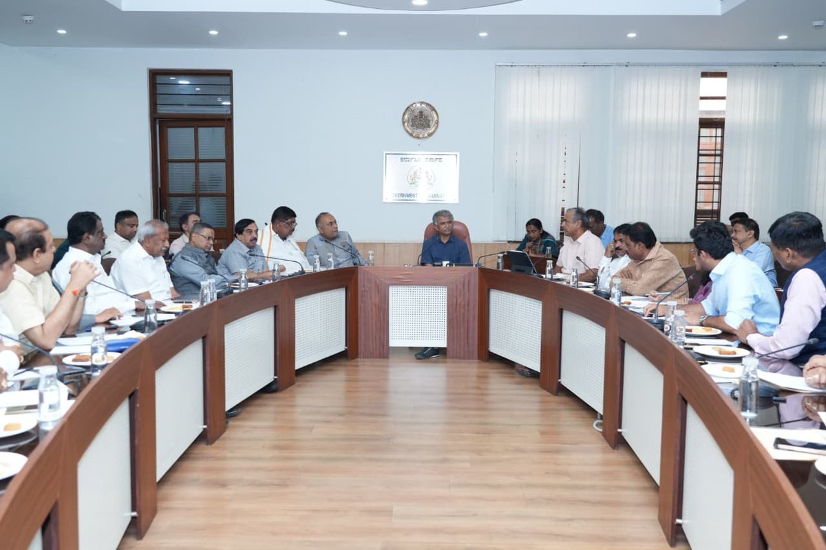 ChristinMP_'s tweet photo. Bengaluru Development Minister @krishnabgowda said around 30% of civic workers are regularly absent & will face dismissal after three notices if they fail to report for duty.

GBA has formulated 33 waste-management packages, with work on 21 to begin within two months. 

The new system will replace 1-tonne auto-tippers with 3-tonne GPS-enabled vehicles & raise daily waste collection and transport capacity from 5,200 MT to 9,000 MT. 

Roadside garbage bins will be phased out, while GBA will also act against abandoned vehicles & civic lapses.

@GBA_office @GBAChiefComm