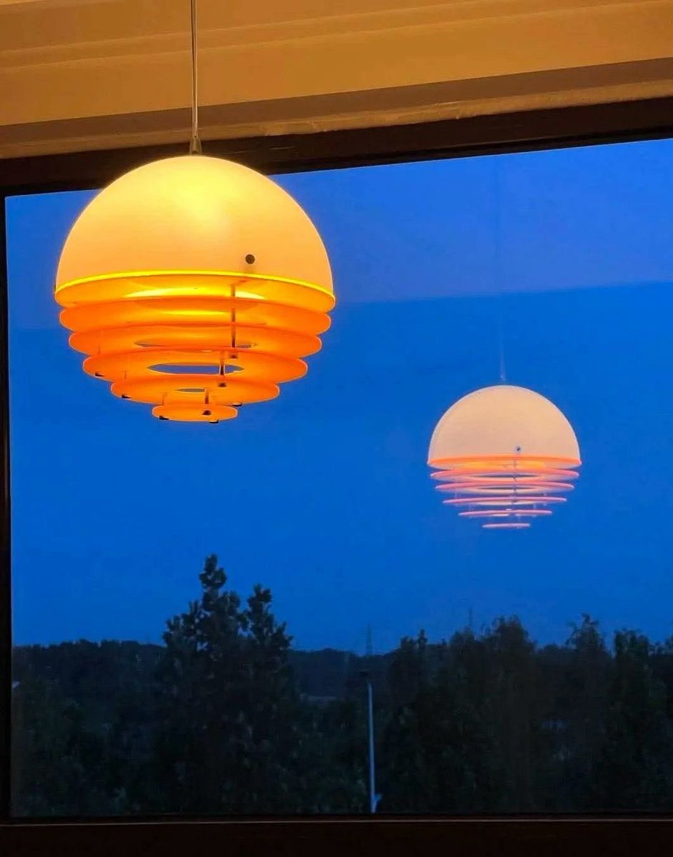 LeoDaVinciWave's tweet photo. The Bauhaus-inspired Sunset Pendant Lamp, featuring a sleek, artistic design that creates a warm and atmospheric glow. https://t.co/sCWaLyNiK3