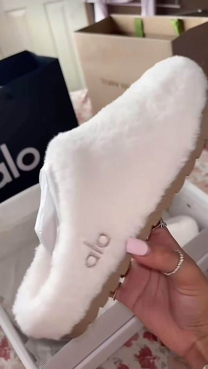 gaygirldiaries's tweet photo. these alo slippers so fire 😩🔥 https://t.co/rUBiOgNX3f