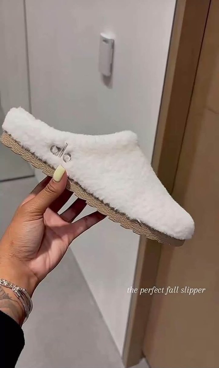 gaygirldiaries's tweet photo. these alo slippers so fire 😩🔥 https://t.co/rUBiOgNX3f