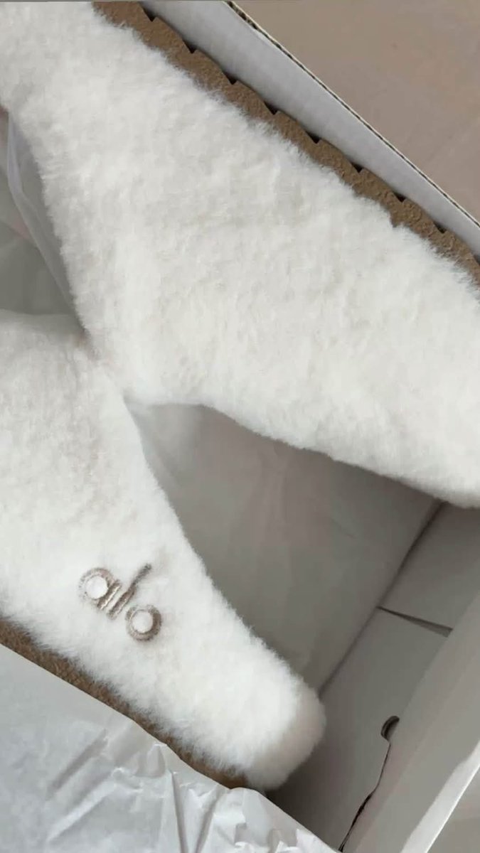 gaygirldiaries's tweet photo. these alo slippers so fire 😩🔥 https://t.co/rUBiOgNX3f