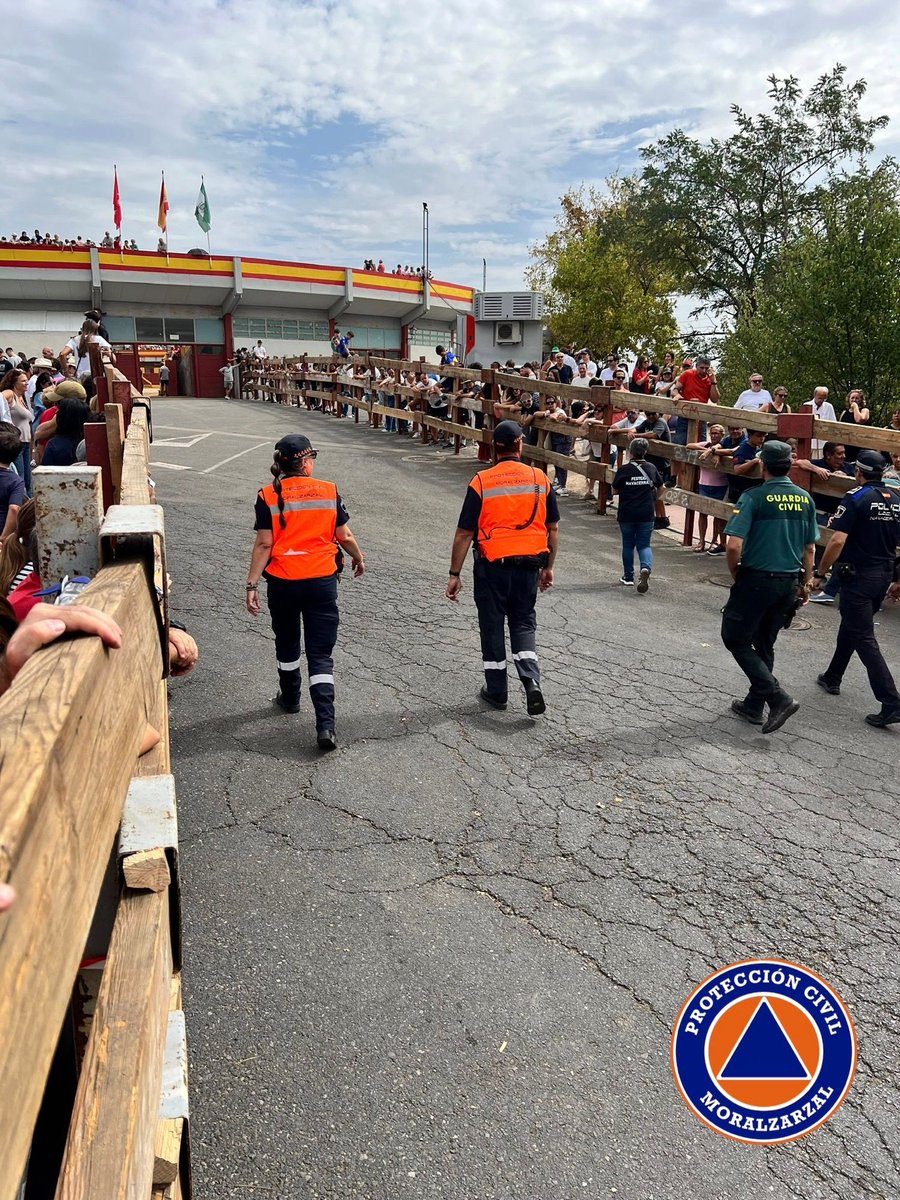 PCivilMoral's tweet photo. 🎉 Comienzan hoy los encierros de las Fiestas de Navacerrada, coordinados por @Pcivilmoral, con puestos a lo largo del recorrido. Una persona ha sufrido una cornada y ha sido trasladada a la enfermería de la Plaza. #ProtecciónCivil #Moralzarzal https://t.co/hJaO5xKPx5