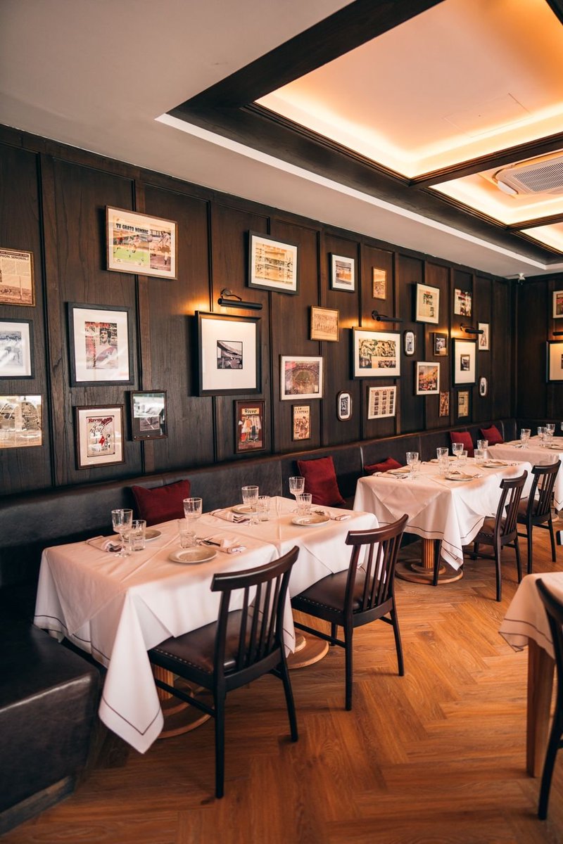 frabigol's tweet photo. En River, el bodegón y un restaurante están tematizados con la HISTORIA del club.

En boca, donde Riquelme y sus hinchas te hablan de que "el club es de los socios", HIPOTECARON la CANCHA para poner un CAFÉ GRINGO sin NADA de su historia. 

River es el club más POPULAR del país. https://t.co/jQIP5ElcDL