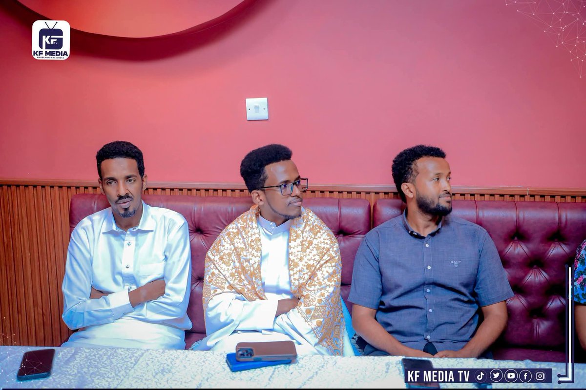Galoolforum1's tweet photo. Galool forum oo kulan la qaatay Wasiirka Wasaarada deegaanka iyo isbadalka Cimilada Cabdilaahi Geeljire, kulan ka dhacay Hayat Hotel. https://t.co/TiLjNH9BGS