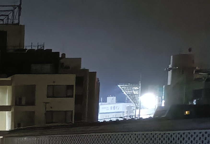 hinata135's tweet photo. 間もなく夜中の３時。
横浜スタジアム、まだ電気ついてる…。撤去作業の皆様お疲れ様です。ありがとうございます😊

#TUBE　#横浜スタジアム https://t.co/QxFu0fNGUL