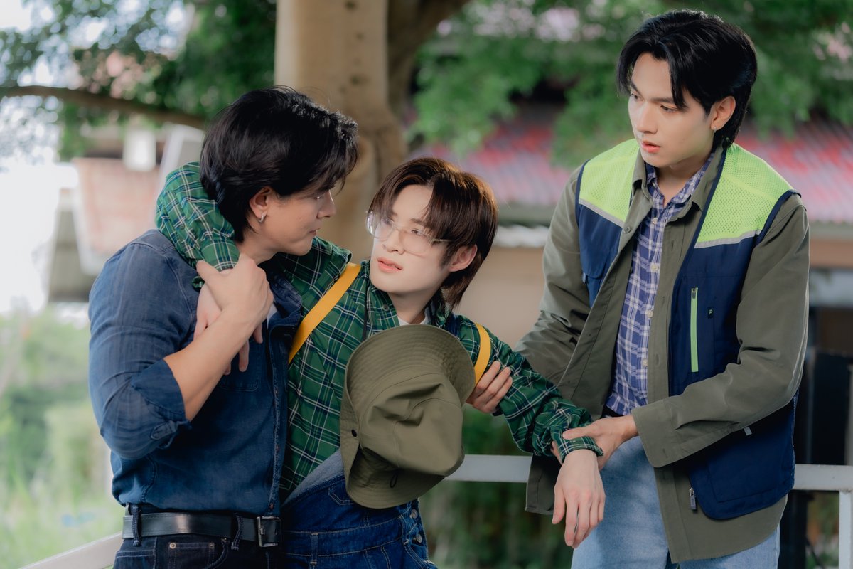 YourThirdSeries's tweet photo. เมื่อ “แจม” ประสบอุบัติเหตุ คนที่ร้อนรนจนเก็บอาการไม่อยู่กลับเป็น “คุณสาม” ผู้ชายสุดกวนที่เอาแต่ทำเป็นเข้มแข็ง และปากแข็งเรื่องความรู้สึกมาตลอด ยอมเผยความกลัวออกมา เพราะไม่อยากเสีย “แจม” ไป
“คุณสาม” อาสาดูแล "เลขาแจม” จนทำให้ทั้งคู่เริ่มกลับมารู้สึกดี ๆ ต่อกัน แต่เมื่อความสัมพันธ์จะเดินหน้า ทุกอย่างกลับสะดุดอีกครั้งเมื่อมีมือที่สามสี่ห้าเข้ามาป่วน

 “ลันเตา” น้องรักที่เคยดูแล “คุณสาม” ที่เกาะมาก่อน ลงทุนเก็บผ้าเก็บผ่อนหนีจากเกาะพะงัน มาตามหาหัวใจตัวเองด้วยการสมัครเป็นคนงานในไร่

 “นิ้งหน่อง” สัตวแพทย์คนใหม่ที่ดูจะสนิทสนมกับ “คุณสาม” เกินกว่าคำว่าเพื่อนร่วมงาน 

“ธีร์” คนดูแลไร่อดิศร ที่จู่ ๆ ก็เข้ามาตามติด “เลขาแจม” แบบผิดสังเกต

ติดตามได้ใน “ที่สามของเธอ EP.7” วันอาทิตย์ที่ 6 กันยายนนี้

🍊 รับชม “ที่สามของเธอ Your Third Series” พร้อมกันทุกวันอาทิตย์ เวลา 22.30 น. ทางช่อง GMM25

🌳 ดูออนไลน์เวอร์ชัน UNCUT เวลา 23.30 น. บนแอป iQIYI และเว็บ https://t.co/chyrFuV4Sh ที่เดียวเท่านั้น : https://t.co/TJqLcU0phP

#ที่สามของเธอSeries
#YourThirdSeries
#MandeeWork