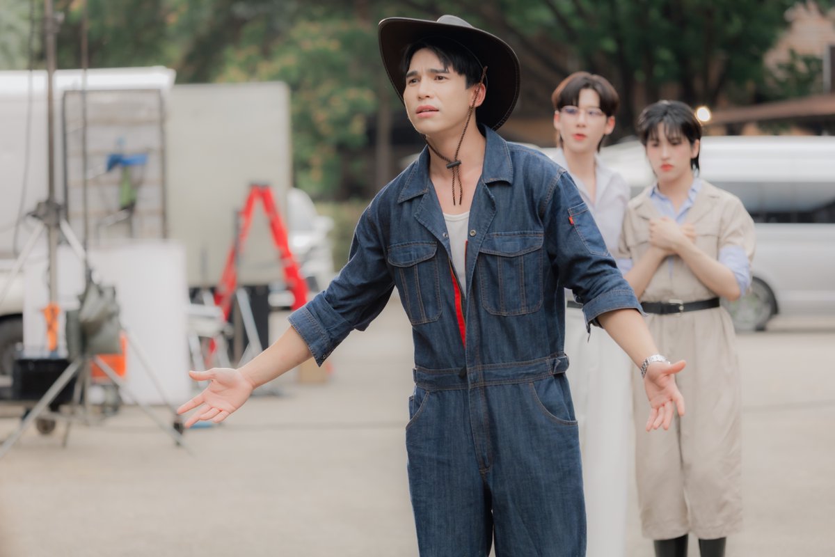 YourThirdSeries's tweet photo. เมื่อ “แจม” ประสบอุบัติเหตุ คนที่ร้อนรนจนเก็บอาการไม่อยู่กลับเป็น “คุณสาม” ผู้ชายสุดกวนที่เอาแต่ทำเป็นเข้มแข็ง และปากแข็งเรื่องความรู้สึกมาตลอด ยอมเผยความกลัวออกมา เพราะไม่อยากเสีย “แจม” ไป
“คุณสาม” อาสาดูแล "เลขาแจม” จนทำให้ทั้งคู่เริ่มกลับมารู้สึกดี ๆ ต่อกัน แต่เมื่อความสัมพันธ์จะเดินหน้า ทุกอย่างกลับสะดุดอีกครั้งเมื่อมีมือที่สามสี่ห้าเข้ามาป่วน

 “ลันเตา” น้องรักที่เคยดูแล “คุณสาม” ที่เกาะมาก่อน ลงทุนเก็บผ้าเก็บผ่อนหนีจากเกาะพะงัน มาตามหาหัวใจตัวเองด้วยการสมัครเป็นคนงานในไร่

 “นิ้งหน่อง” สัตวแพทย์คนใหม่ที่ดูจะสนิทสนมกับ “คุณสาม” เกินกว่าคำว่าเพื่อนร่วมงาน 

“ธีร์” คนดูแลไร่อดิศร ที่จู่ ๆ ก็เข้ามาตามติด “เลขาแจม” แบบผิดสังเกต

ติดตามได้ใน “ที่สามของเธอ EP.7” วันอาทิตย์ที่ 6 กันยายนนี้

🍊 รับชม “ที่สามของเธอ Your Third Series” พร้อมกันทุกวันอาทิตย์ เวลา 22.30 น. ทางช่อง GMM25

🌳 ดูออนไลน์เวอร์ชัน UNCUT เวลา 23.30 น. บนแอป iQIYI และเว็บ https://t.co/chyrFuV4Sh ที่เดียวเท่านั้น : https://t.co/TJqLcU0phP

#ที่สามของเธอSeries
#YourThirdSeries
#MandeeWork