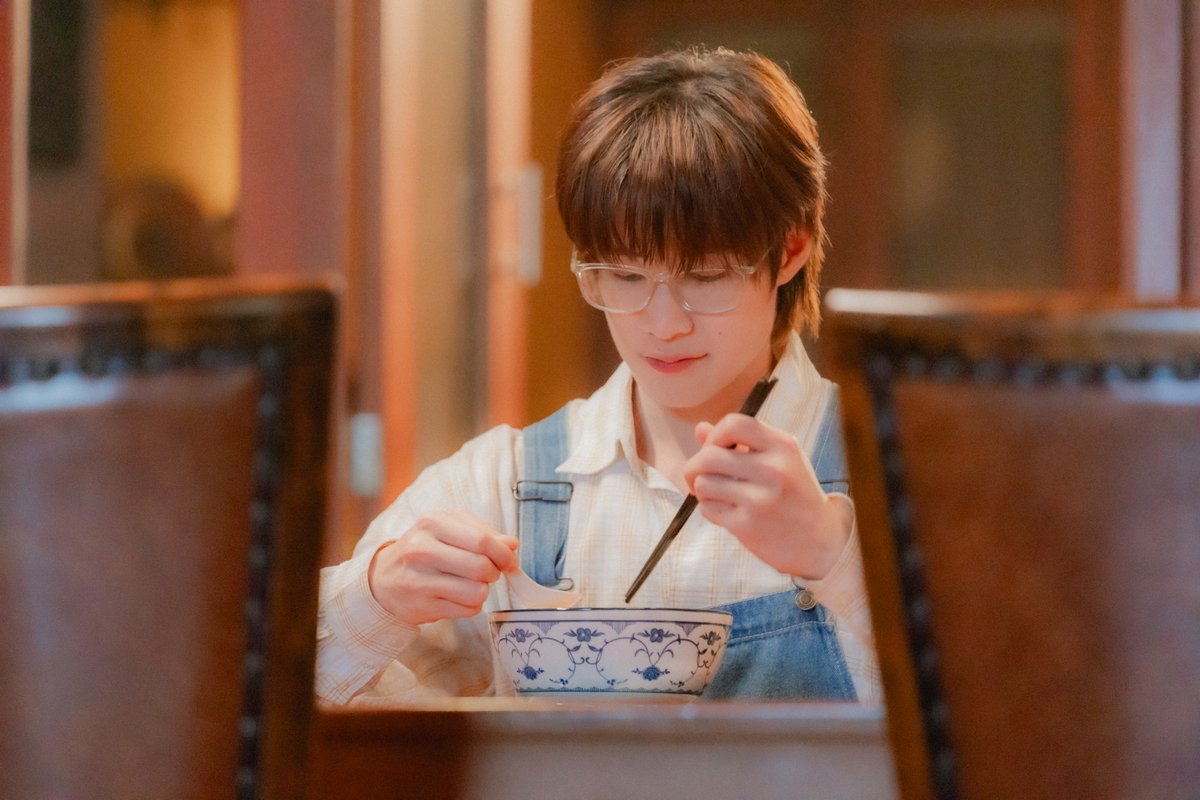 YourThirdSeries's tweet photo. เมื่อ “แจม” ประสบอุบัติเหตุ คนที่ร้อนรนจนเก็บอาการไม่อยู่กลับเป็น “คุณสาม” ผู้ชายสุดกวนที่เอาแต่ทำเป็นเข้มแข็ง และปากแข็งเรื่องความรู้สึกมาตลอด ยอมเผยความกลัวออกมา เพราะไม่อยากเสีย “แจม” ไป
“คุณสาม” อาสาดูแล "เลขาแจม” จนทำให้ทั้งคู่เริ่มกลับมารู้สึกดี ๆ ต่อกัน แต่เมื่อความสัมพันธ์จะเดินหน้า ทุกอย่างกลับสะดุดอีกครั้งเมื่อมีมือที่สามสี่ห้าเข้ามาป่วน

 “ลันเตา” น้องรักที่เคยดูแล “คุณสาม” ที่เกาะมาก่อน ลงทุนเก็บผ้าเก็บผ่อนหนีจากเกาะพะงัน มาตามหาหัวใจตัวเองด้วยการสมัครเป็นคนงานในไร่

 “นิ้งหน่อง” สัตวแพทย์คนใหม่ที่ดูจะสนิทสนมกับ “คุณสาม” เกินกว่าคำว่าเพื่อนร่วมงาน 

“ธีร์” คนดูแลไร่อดิศร ที่จู่ ๆ ก็เข้ามาตามติด “เลขาแจม” แบบผิดสังเกต

ติดตามได้ใน “ที่สามของเธอ EP.7” วันอาทิตย์ที่ 6 กันยายนนี้

🍊 รับชม “ที่สามของเธอ Your Third Series” พร้อมกันทุกวันอาทิตย์ เวลา 22.30 น. ทางช่อง GMM25

🌳 ดูออนไลน์เวอร์ชัน UNCUT เวลา 23.30 น. บนแอป iQIYI และเว็บ https://t.co/chyrFuV4Sh ที่เดียวเท่านั้น : https://t.co/TJqLcU0phP

#ที่สามของเธอSeries
#YourThirdSeries
#MandeeWork