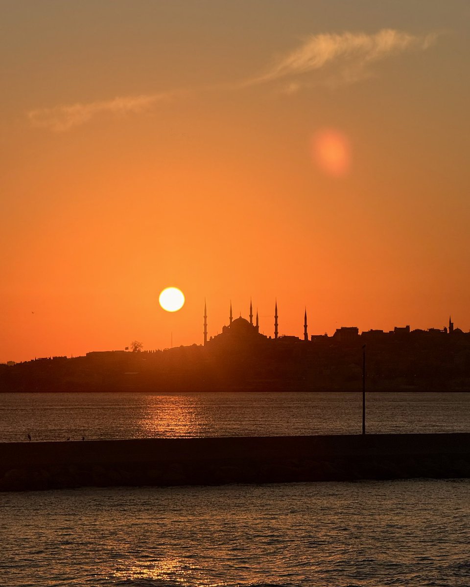 camiistan's tweet photo. Sultanahmet Camii gün batımı silüeti 

📷 @nihatjpg https://t.co/bBEVxkSU4g