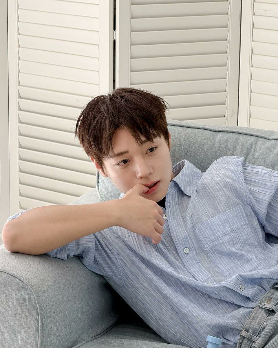 k_popstory's tweet photo. Knetz are loving Park Jihoon’s behind-the-scenes photos for ‘Forment.’  https://t.co/VjaCdBgoXZ https://t.co/jIJ8X4fngg