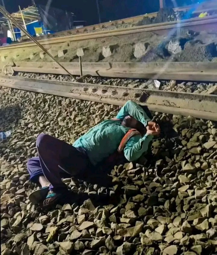 sayan2024's tweet photo. A heartfelt salute to all the railway workers who worked tirelessly for 48 hours straight to restore rail connectivity between North Bengal and South Bengal.

Your dedication, commitment, and relentless hard work deserve our deepest respect and gratitude. 🙏🏻🙏🏻🙏🏻 https://t.co/mBVSFQxbrF