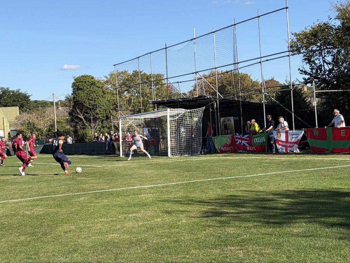20MarkF's tweet photo. FA Cup 1st Qualifying Round 

Petts Wood &amp; Holmesdale (0) 1

Windsor &amp; Eton FC (1) 5

Step 5 (SCEFL Prem) -v- Step 4 (Isthmian South Central)

Both printed and e-programme 

@NonLeagueCrowd https://t.co/XqzawYg3eT