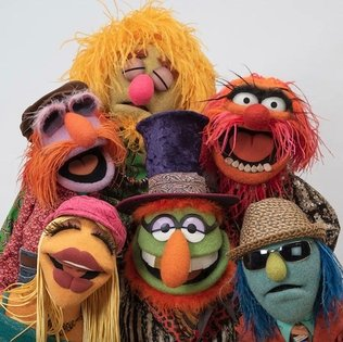 el_descampao's tweet photo. En un día como hoy, hace 50 años, se emitió por primera vez el Show de los Muppets. 

En El Descampao hemos dedicado ya seis episodios a la vida y obra de Jim Henson. Desde su infancia hasta su triste desaparición.

Títeres, marionetas, imaginación y creatividad... https://t.co/PDakTTGtip