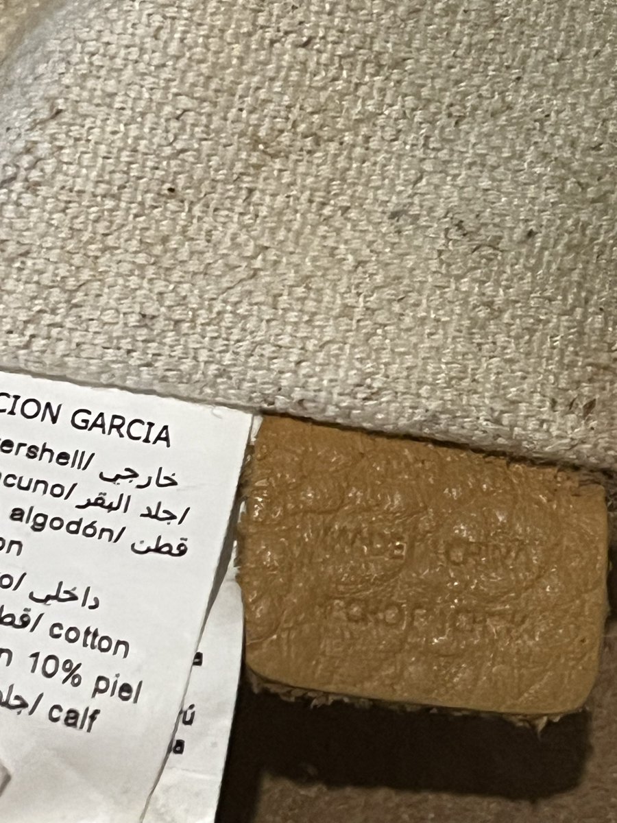 kmvjacq's tweet photo. Y hay vengo feliz, con mi bolsa española comprada en #España, @PurificacionGar , y pues si la marca y posiblemente los materiales, perooo made in china https://t.co/Vs9pKWzFma